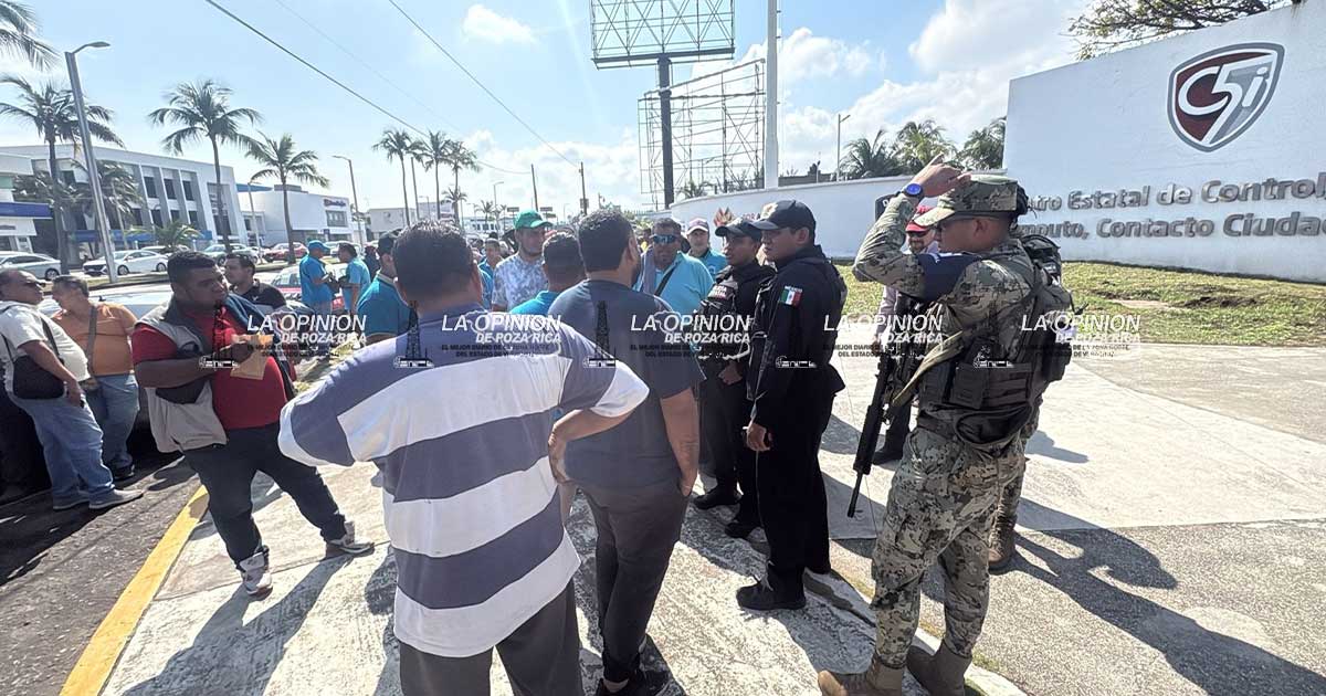 Protestan choferes de transporte público en Veracruz puerto; miles de usuarios se quedan varados Protestan choferes de transporte público en Veracruz puerto; miles de usuarios se quedan varados
