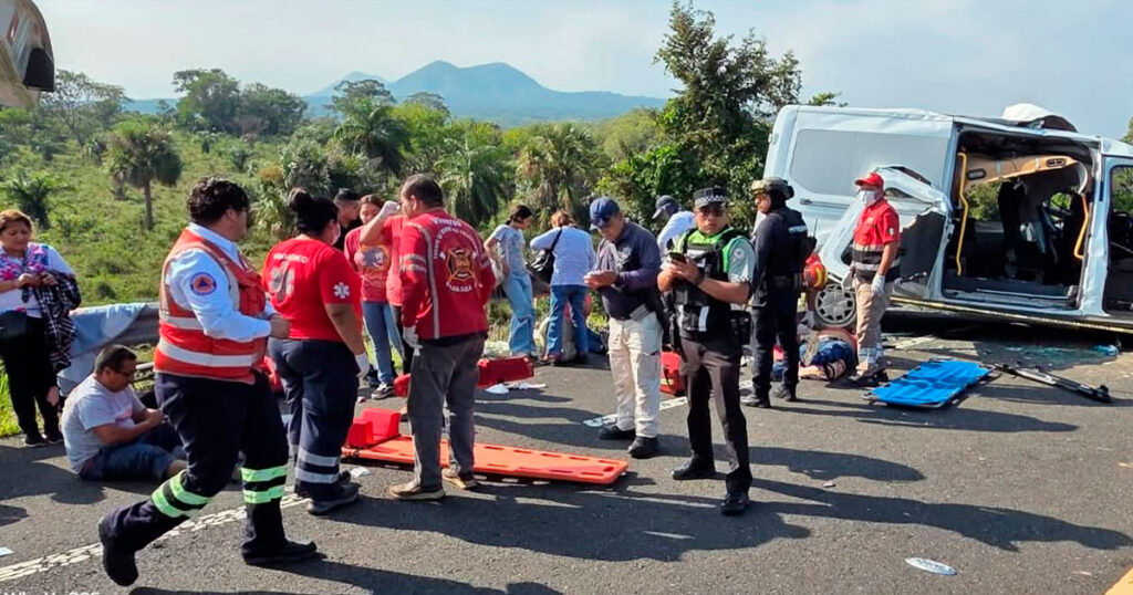 Fatal accidente; 3 muertos y 15 alamenses lesionados Fatal accidente; 3 muertos y 15 alamenses lesionados