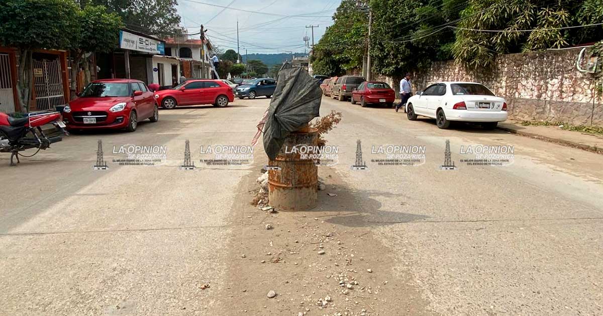Con llantas, tambores y pinos navideños protegen hoyos de drenajes Con llantas, tambores y pinos navideños protegen hoyos de drenajes