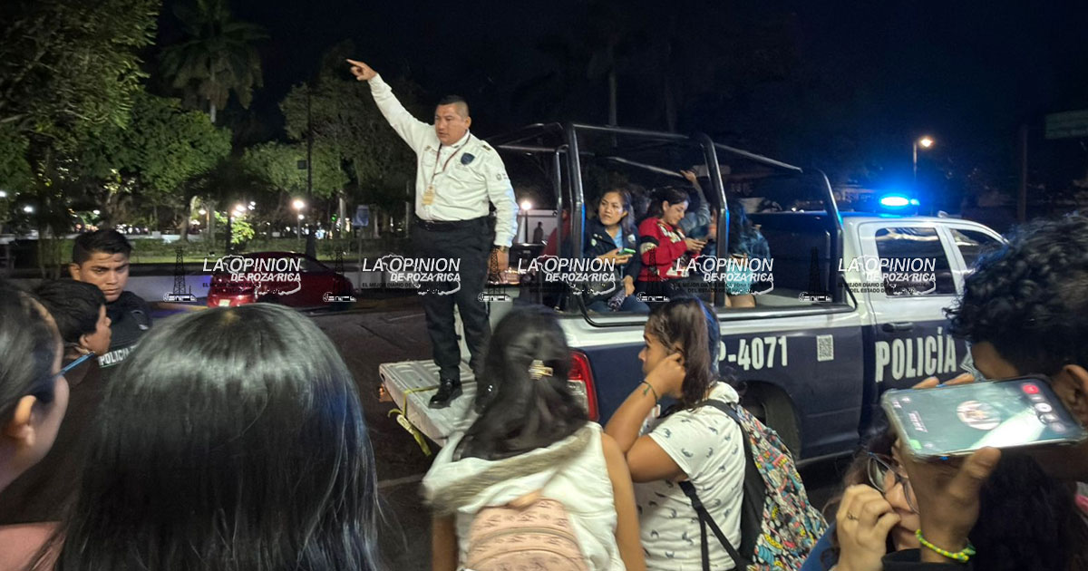 Habilitan patrullas de la Policía Estatal para transportar a ciudadanos en Veracruz puerto Habilitan patrullas de la Policía Estatal para transportar a ciudadanos en Veracruz puerto