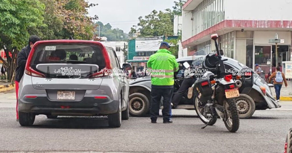 Semaforazo deja daños materiales Semaforazo deja daños materiales