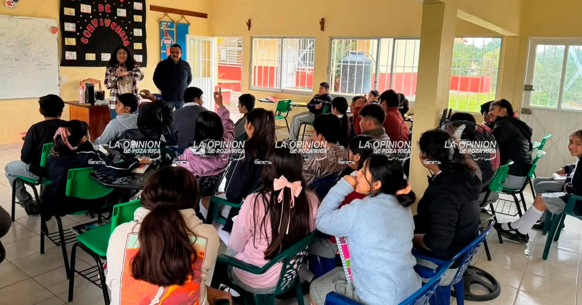 Regina Espejo impulsa pláticas de prevención del delito en escuelas de Tecolutla Regina Espejo impulsa pláticas de prevención del delito en escuelas de Tecolutla