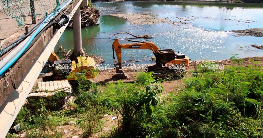 Rehabilitan muro de contención del lado de Tihuatlán tras inundación Rehabilitan muro de contención del lado de Tihuatlán tras inundación