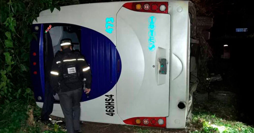 Siete lesionados en volcadura de autobús Siete lesionados en volcadura de autobús