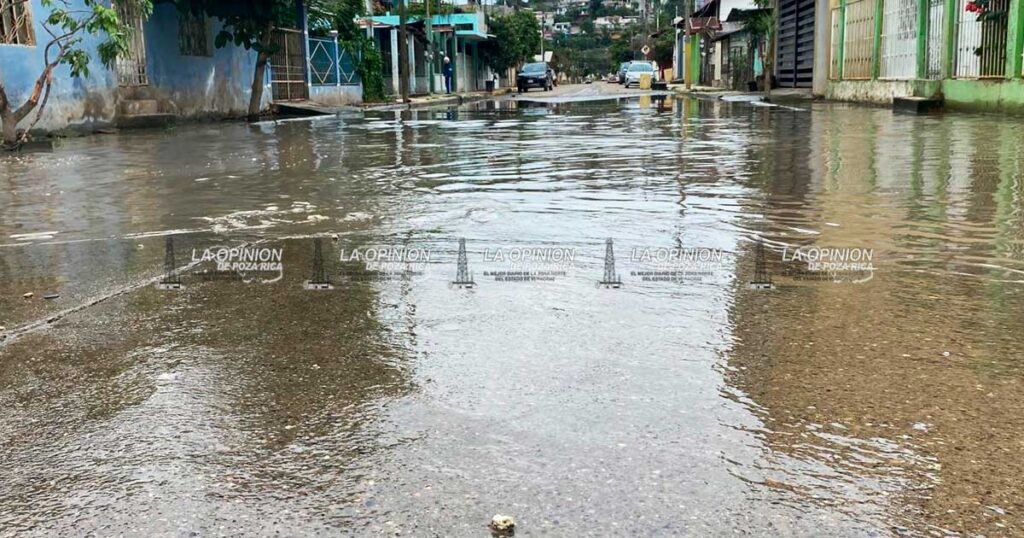 Aguas negras contaminan vialidades en la colonia Independencia Aguas negras contaminan vialidades en la colonia Independencia