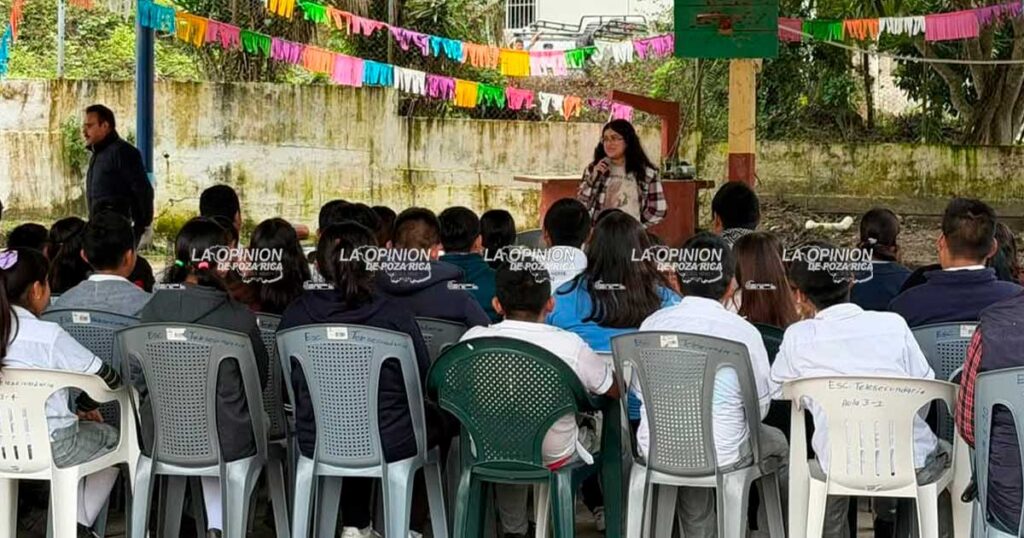Regina Espejo impulsa pláticas de prevención del delito en escuelas de Tecolutla Regina Espejo impulsa pláticas de prevención del delito en escuelas de Tecolutla
