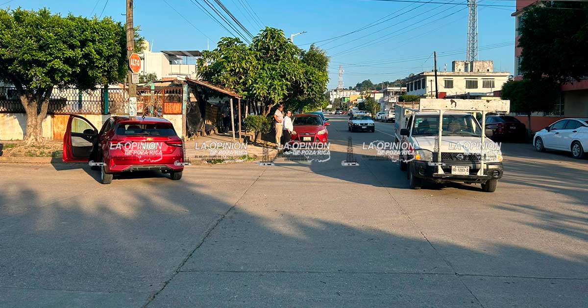 Mujer al volante provoca choque Mujer al volante provoca choque