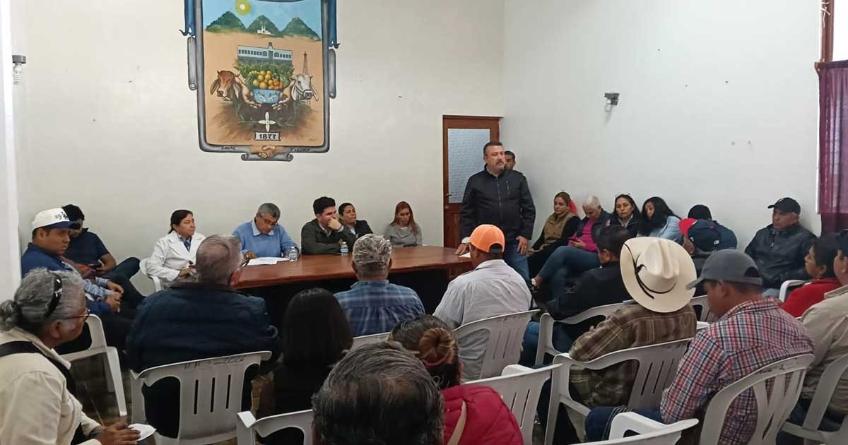 Alcalde Carlos Raúl Silva refuerza trabajo conjunto con agentes y subagentes Alcalde Carlos Raúl Silva refuerza trabajo conjunto con agentes y subagentes