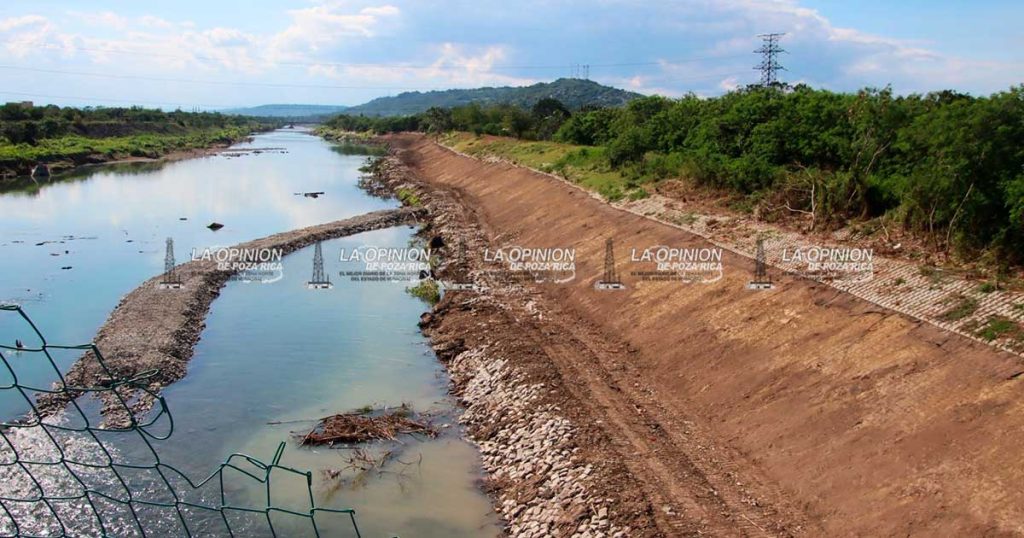 Rehabilitan muro de contención del lado de Tihuatlán tras inundación Rehabilitan muro de contención del lado de Tihuatlán tras inundación