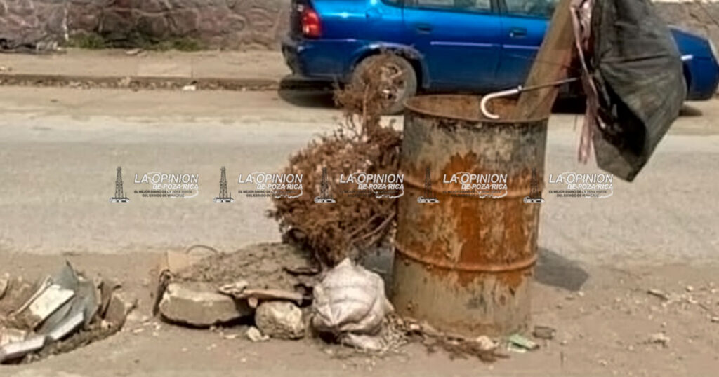 Con llantas, tambores y pinos navideños protegen hoyos de drenajes Con llantas, tambores y pinos navideños protegen hoyos de drenajes