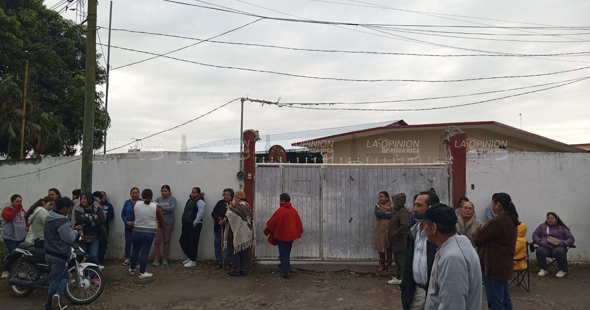 Padres de familia toman telesecundaria de Santa Rosa Padres de familia toman telesecundaria de Santa Rosa
