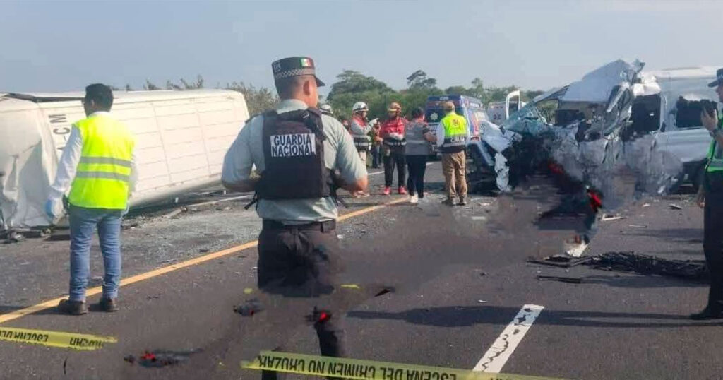 Fatal accidente; 3 muertos y 15 alamenses lesionados Fatal accidente; 3 muertos y 15 alamenses lesionados
