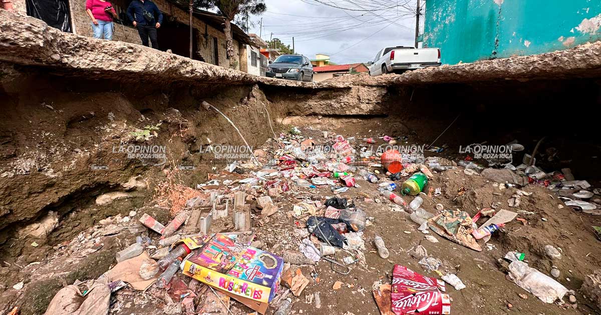 Socavón se convierte en basurero clandestino Socavón se convierte en basurero clandestino