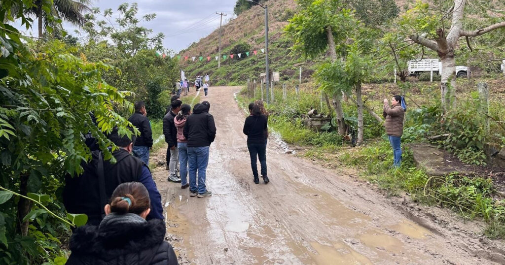 Arranca pavimentación con banderazo del alcalde Carlos Raúl Silva Vega Arranca pavimentación con banderazo del alcalde Carlos Raúl Silva Vega