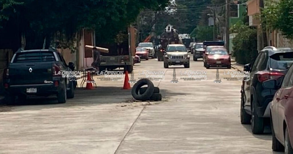 Con llantas, tambores y pinos navideños protegen hoyos de drenajes Con llantas, tambores y pinos navideños protegen hoyos de drenajes