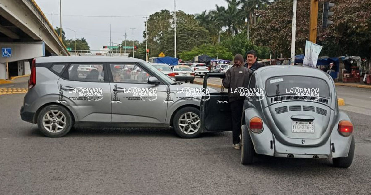 Semaforazo deja daños materiales Semaforazo deja daños materiales