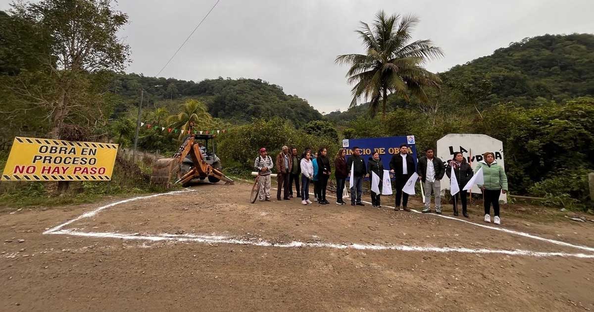 Arranca pavimentación con banderazo del alcalde Carlos Raúl Silva Vega Arranca pavimentación con banderazo del alcalde Carlos Raúl Silva Vega