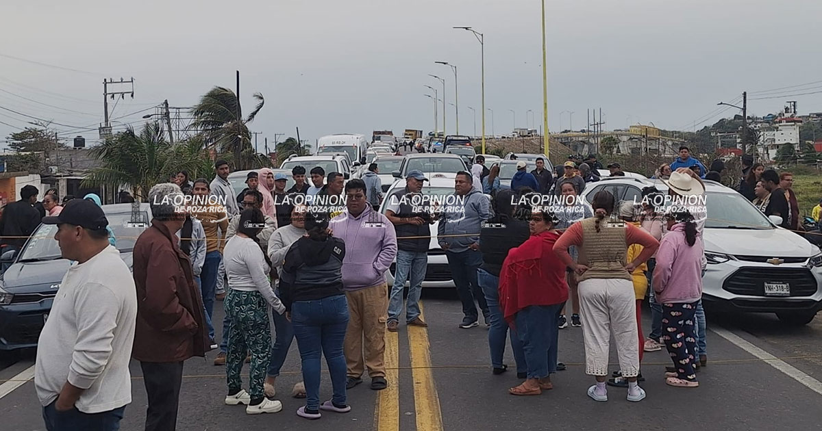 Bloquean puente por falta de luz en Alvarado Bloquean puente por falta de luz en Alvarado