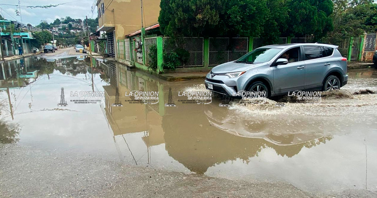 Aguas negras contaminan vialidades en la colonia Independencia Aguas negras contaminan vialidades en la colonia Independencia