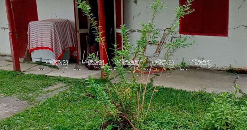 Fuga de agua causa estragos en Cerro Azul Fuga de agua causa estragos en Cerro Azul