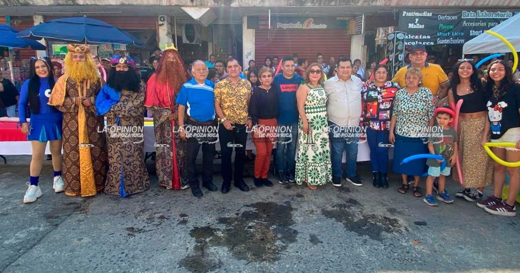 Los tres Reyes Magos aparecen en el mercado Poza Rica Los tres Reyes Magos aparecen en el mercado Poza Rica