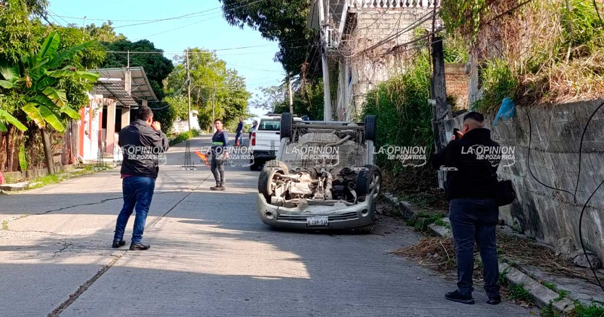 Se puso su auto de sombrero Se puso su auto de sombrero
