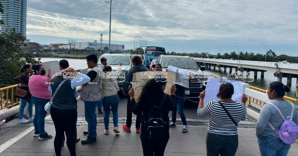 Gritos y empujones en bloqueo del puente de Boca del Río Gritos y empujones en bloqueo del puente de Boca del Río