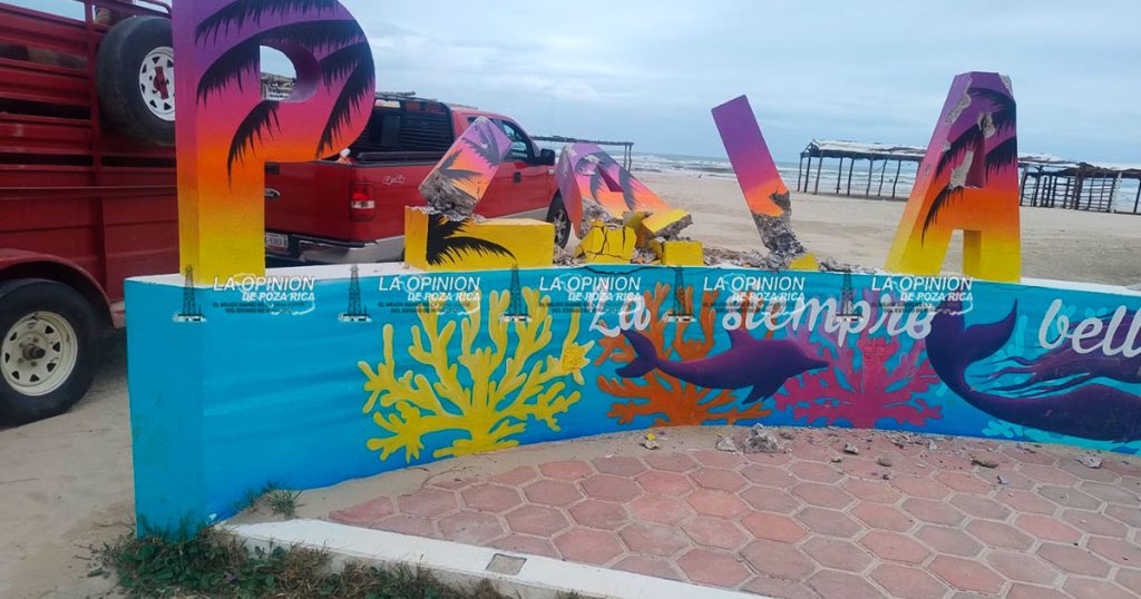 Derriban con maquinaria las letras "Playa Linda" Derriban con maquinaria las letras "Playa Linda"