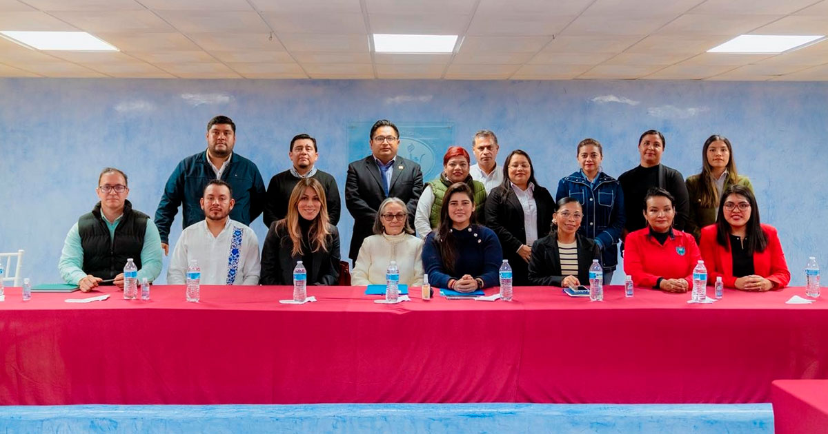 Adanely Rodríguez dialoga con docentes universitarios Adanely Rodríguez dialoga con docentes universitarios