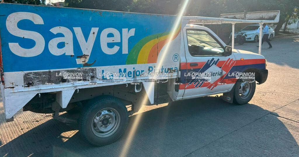 Mujer al volante provoca choque Mujer al volante provoca choque