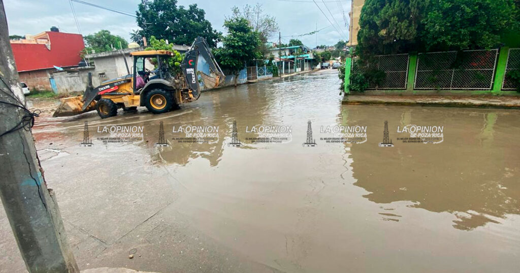 Aguas negras contaminan vialidades en la colonia Independencia Aguas negras contaminan vialidades en la colonia Independencia