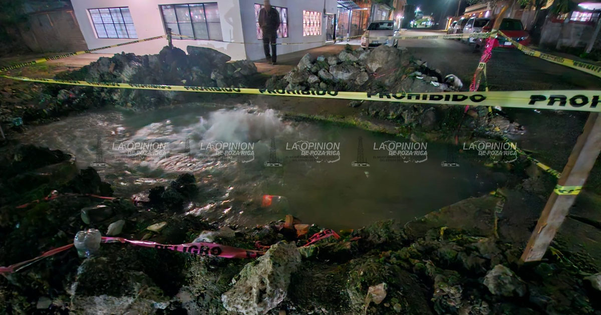 Mega fuga de agua potable en la colonia Independencia Mega fuga de agua potable en la colonia Independencia