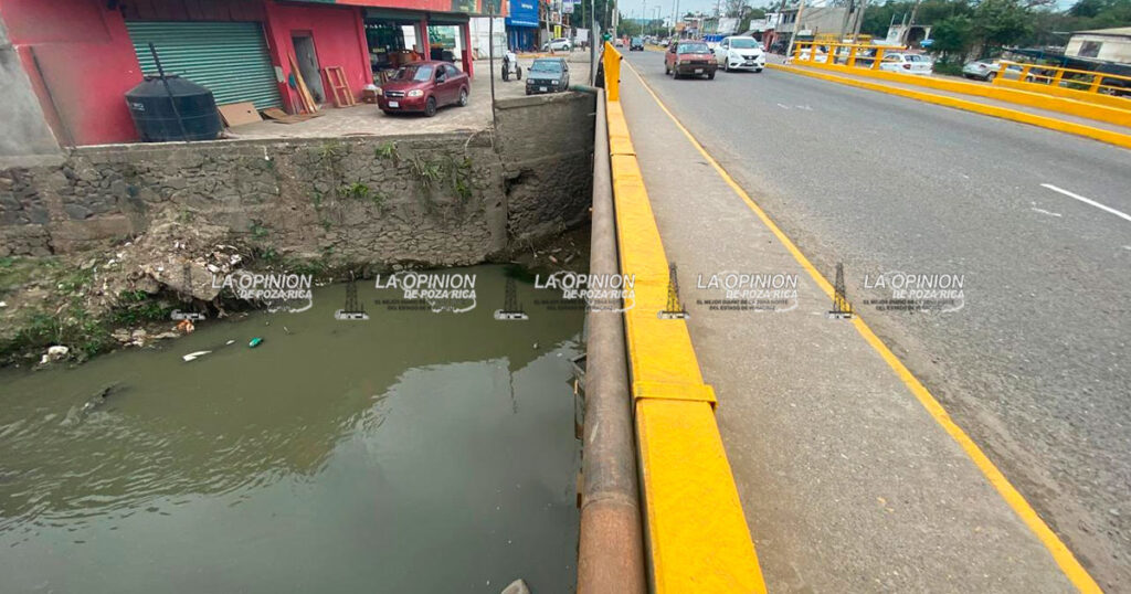 En octubre, la fuerza de la corriente lo arrancó; ahora es un riesgo En octubre, la fuerza de la corriente lo arrancó; ahora es un riesgo