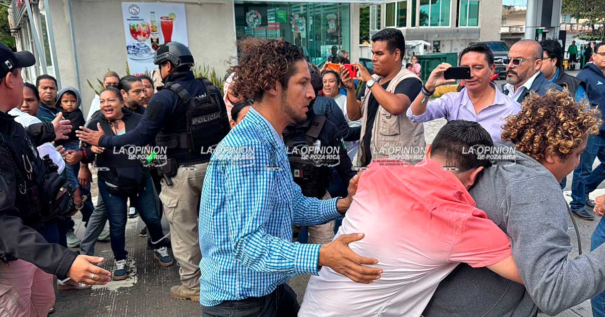 Gritos y empujones en bloqueo del puente de Boca del Río Gritos y empujones en bloqueo del puente de Boca del Río