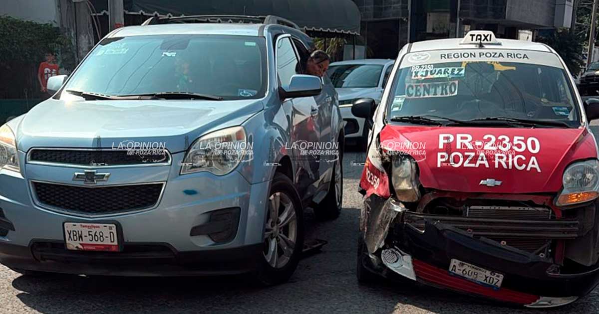 Camioneta choca a taxi Camioneta choca a taxi