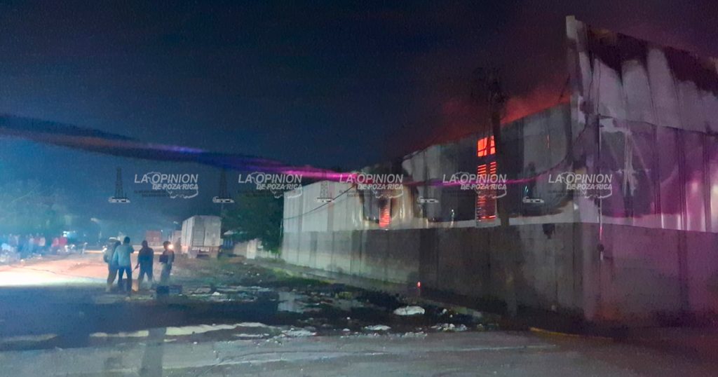 Incendio en una bodega del ejido Jardín Nuevo Incendio en una bodega del ejido Jardín Nuevo