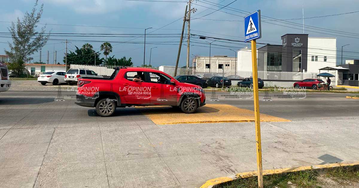 Tope pone en peligro a peatones pues automovilistas lo ignoran Tope pone en peligro a peatones pues automovilistas lo ignoran