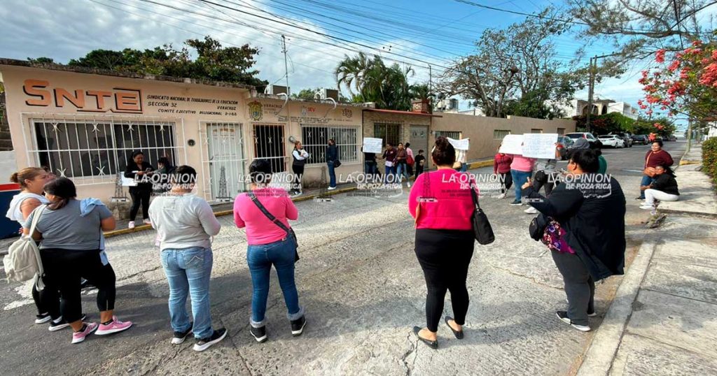Gritos y empujones en bloqueo del puente de Boca del Río Gritos y empujones en bloqueo del puente de Boca del Río