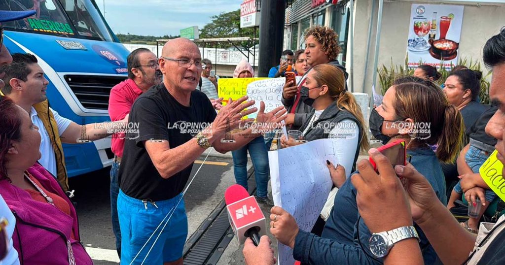 Gritos y empujones en bloqueo del puente de Boca del Río Gritos y empujones en bloqueo del puente de Boca del Río