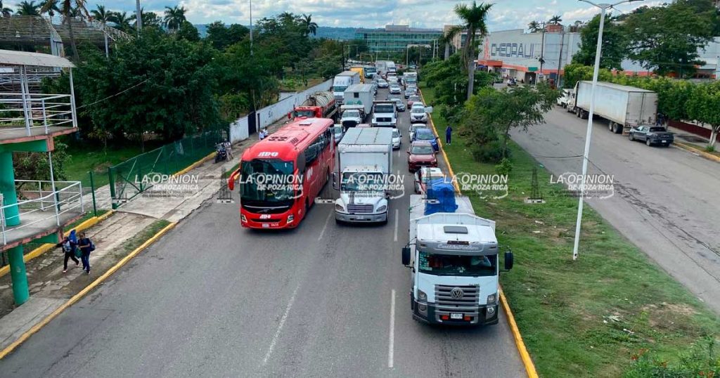 Bloquean ambos carriles del bulevar Central Poniente Bloquean ambos carriles del bulevar Central Poniente