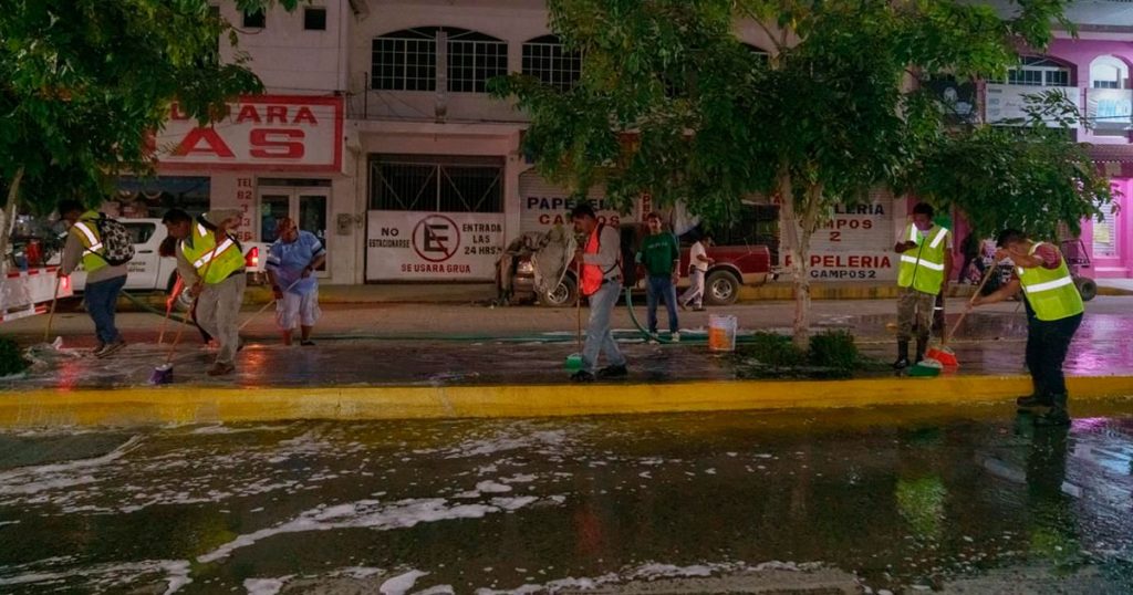 Gobierno de Poza Rica realiza acciones de higiene y limpieza en el primer cuadro de la ciudad Gobierno de Poza Rica realiza acciones de higiene y limpieza en el primer cuadro de la ciudad