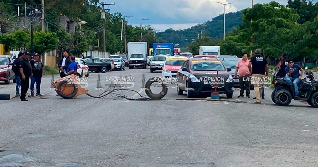 Bloquean ambos carriles del bulevar Central Poniente Bloquean ambos carriles del bulevar Central Poniente