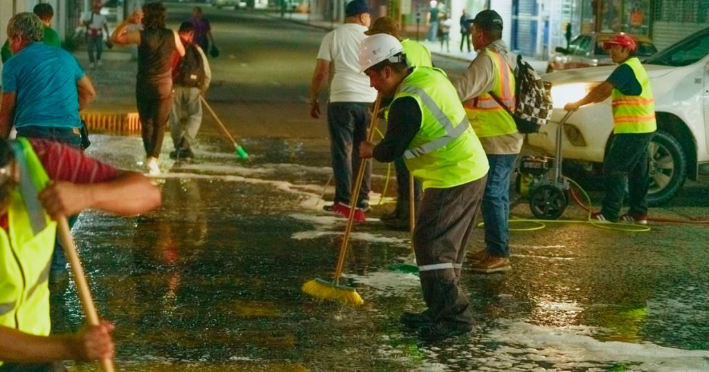 Gobierno de Poza Rica realiza acciones de higiene y limpieza en el primer cuadro de la ciudad Gobierno de Poza Rica realiza acciones de higiene y limpieza en el primer cuadro de la ciudad