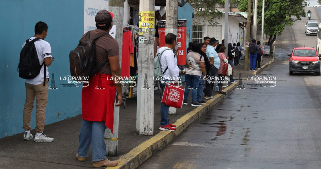 Protestan choferes de transporte público en Veracruz puerto; miles de usuarios se quedan varados Protestan choferes de transporte público en Veracruz puerto; miles de usuarios se quedan varados