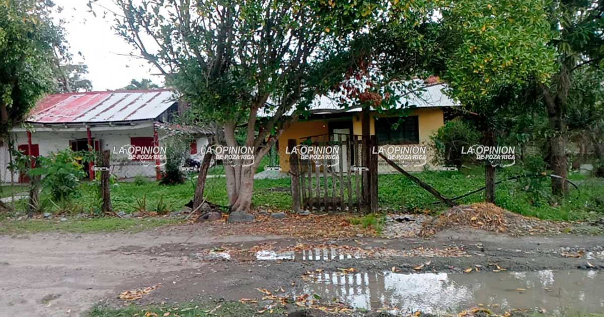 Fuga de agua causa estragos en Cerro Azul Fuga de agua causa estragos en Cerro Azul