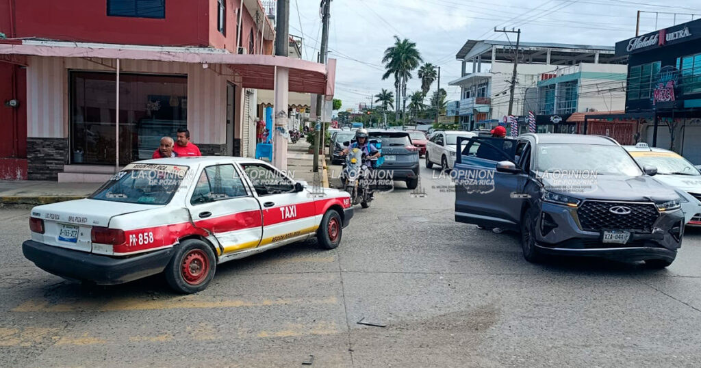 Ruletero provoca choque en la colonia Cazones Ruletero provoca choque en la colonia Cazones