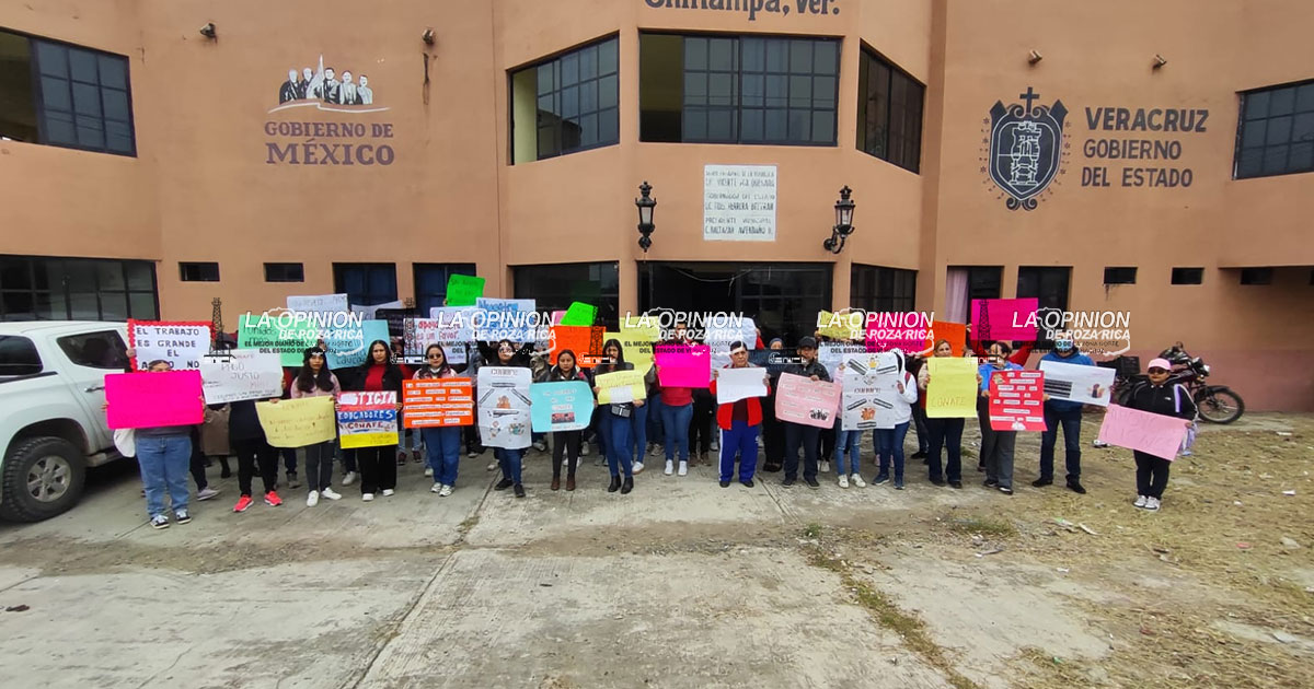 Se manifiestan figuras educativas del Conafe Se manifiestan figuras educativas del Conafe