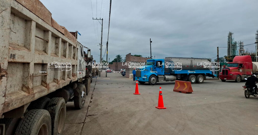 Bloquean acceso a juguera Citrofut Bloquean acceso a juguera Citrofut