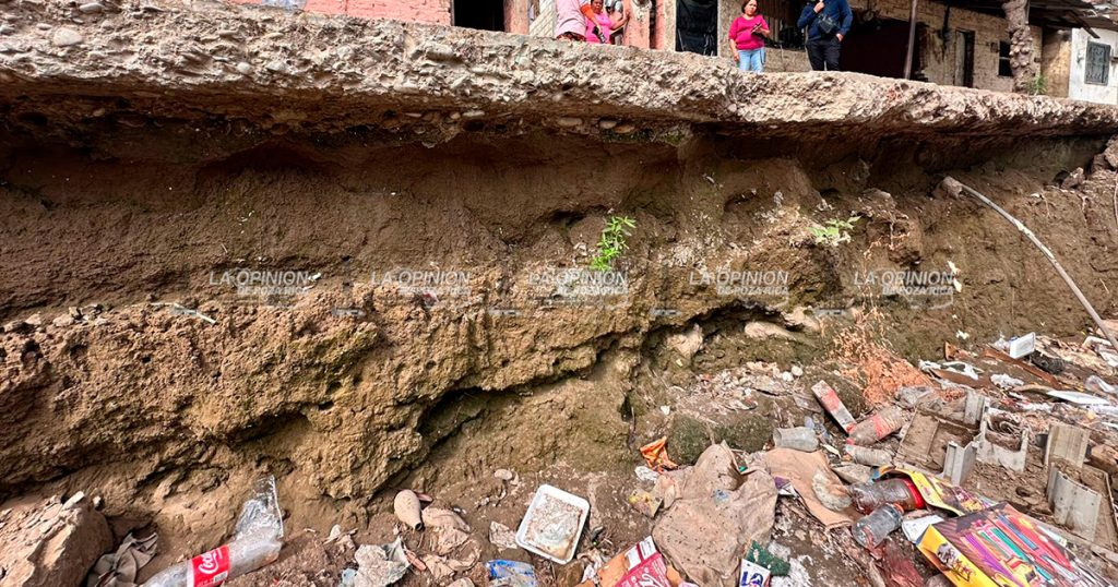 Socavón se convierte en basurero clandestino Socavón se convierte en basurero clandestino