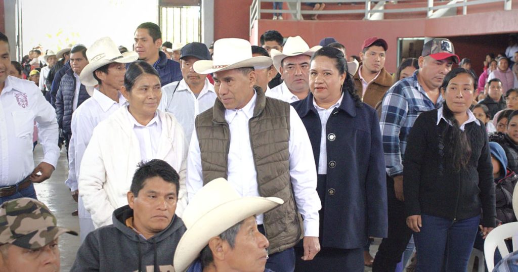 Mecatlán ya tiene presidente municipal: Miguel Vázquez Antonio asume el cargo Mecatlán ya tiene presidente municipal: Miguel Vázquez Antonio asume el cargo